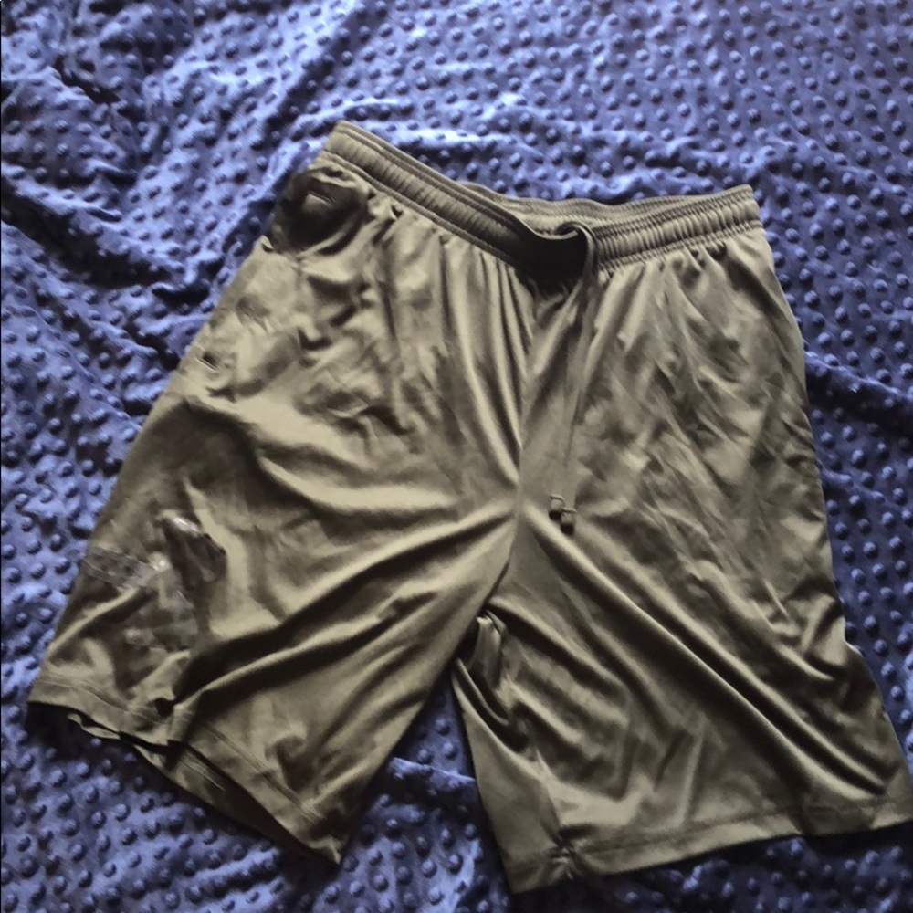 Men’s UA army green athletic shorts